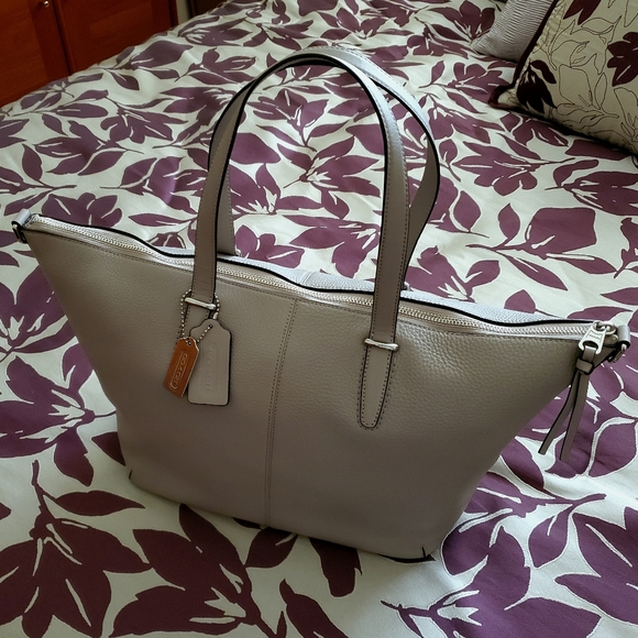 Coach handbag, pebble-finished leather in taupe. With shoulder strap & dust bag. - Picture 3 of 8